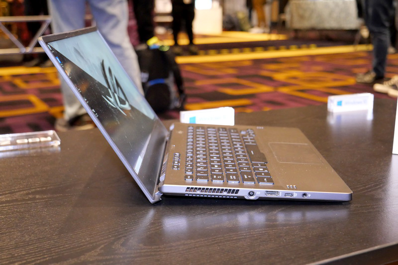 ディスプレイを開くと本体後方をリフトアップし、冷却性能が高められる