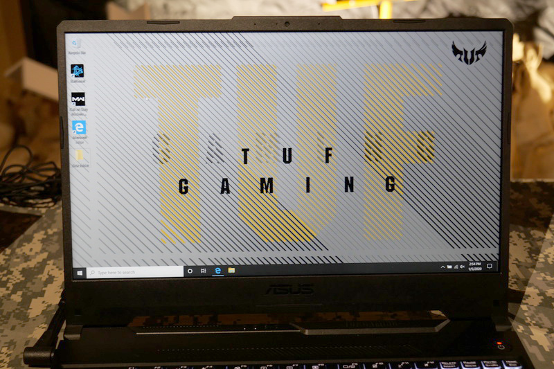 フルHD表示対応の15.6型IPSディスプレイはリフレッシュレート最大144Hz、AMD FreeSyncに対応