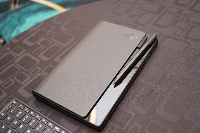 ペン操作にも対応。ペンは使わないときは、革カバーのタブに引っかけておける