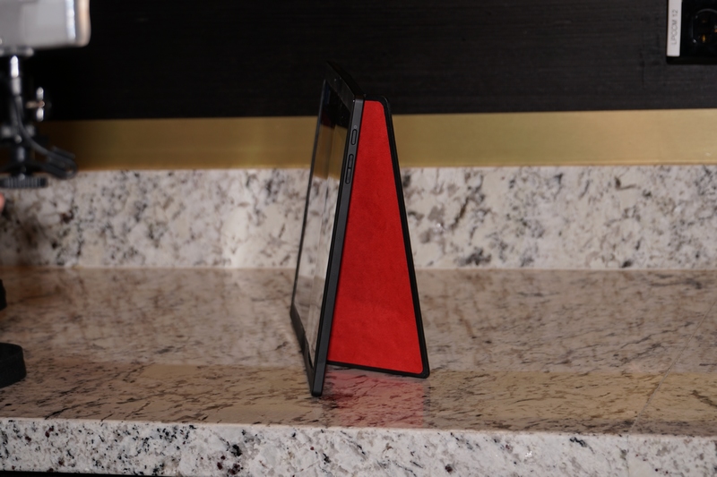 革カバーは、一部を折り曲げてキックスタンドにできる