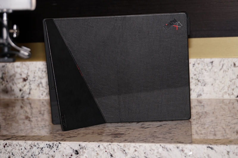 革カバーは、一部を折り曲げてキックスタンドにできる