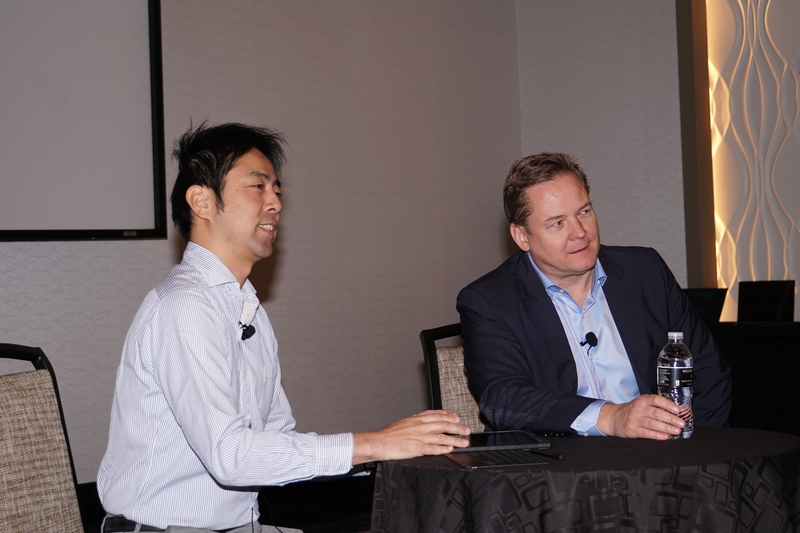 大和研究所Director & Principal Engineer, System Innovation Commercial Notebook Developmentの塚本泰通氏(左)