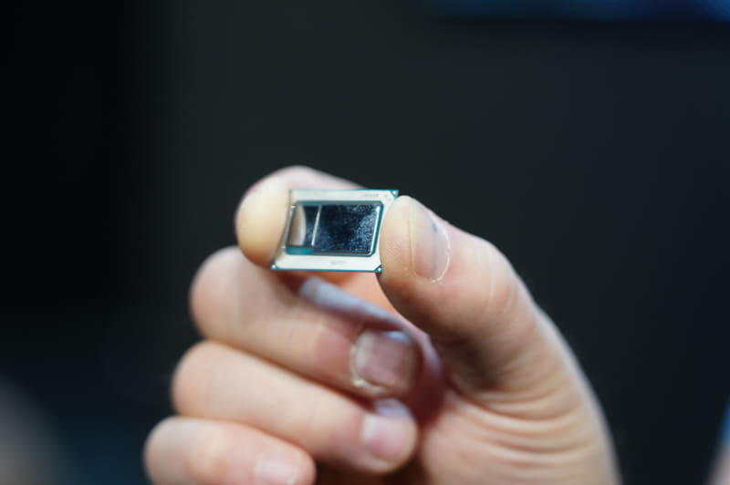 Intelが公開したTiger Lakeのチップ。現在の第10世代Core(Ice Lake)と同じく2ダイ構成(CPU＋PCH)