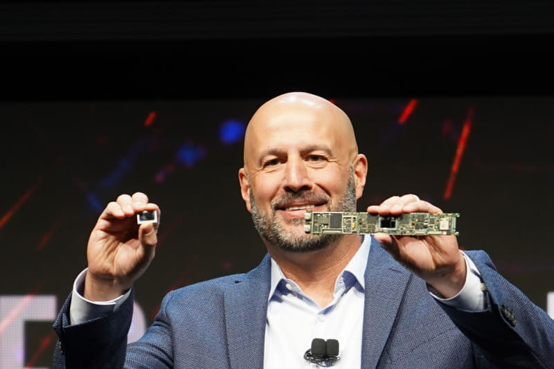 左手にTiger Lake、右手にTiger Lake搭載ノートPC用PCBを手に持つIntel 上級副社長 兼 クライアントコンピューティング事業本部 事業本部長 グレゴリー・ブライアント氏