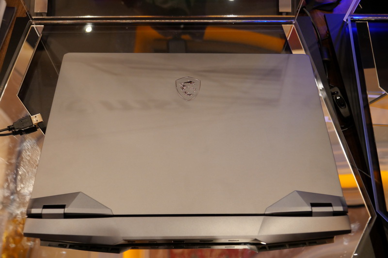 天板。従来モデルからデザインを変更し、より重厚なイメージとなった