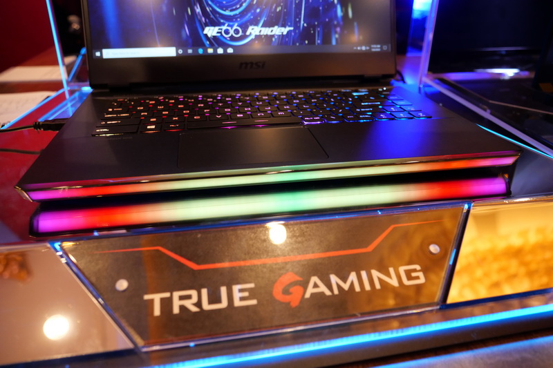 本体手前のほぼ全体をカバーするイルミネーション機能「Panoramic Aurora Lighting」を搭載。Mistic Light機能で発色や発光パターンを制御できる