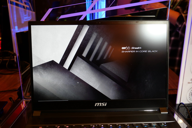 こちらもリフレッシュレート最大300Hz対応の15.6型フルHD液晶を搭載する