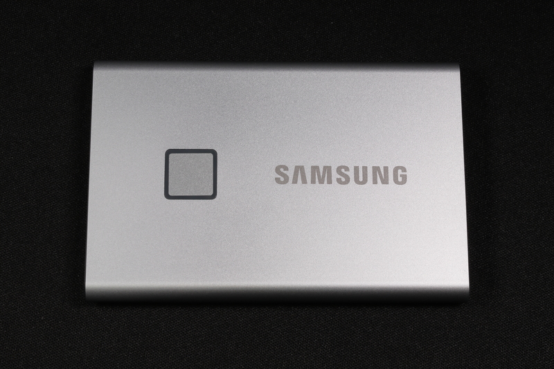 Portable SSD T7 Touch本体。Samsungロゴ左側の四角形の部分が指紋センサー
