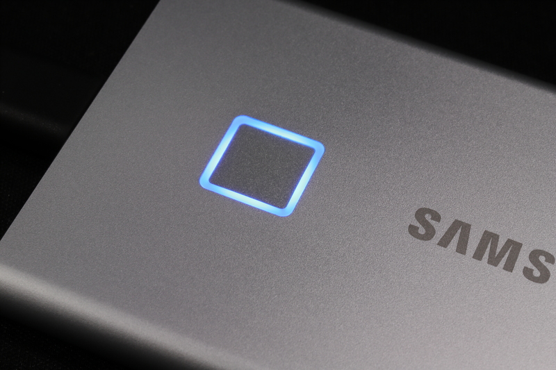 指紋センサーはインジケータLEDを搭載。指紋認証時以外にはアクセスランプとしても機能する