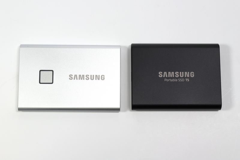 旧モデルPortable SSD T5との比較。Portable SSD T7 Touchは旧モデルより横幅が11mm長くなっている