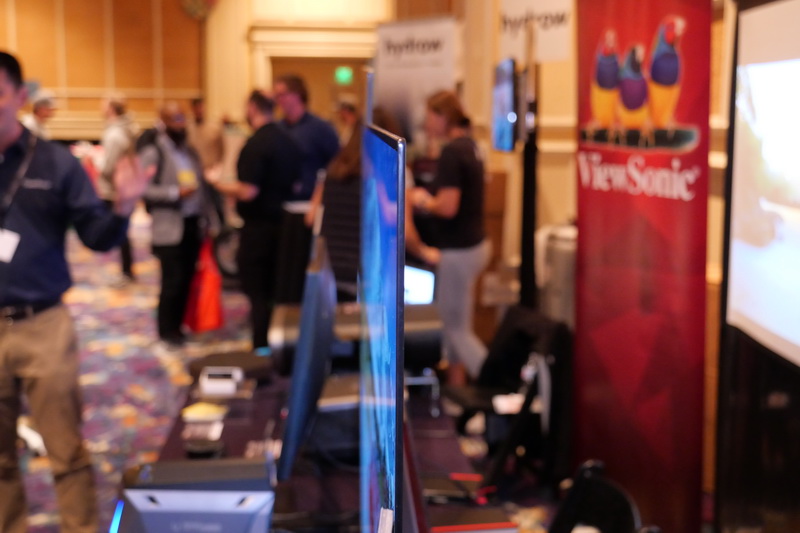 有機ELパネル採用のため、奥行きは非常に短く、上部パネル部は1cmを大きく下回る薄さとなっている