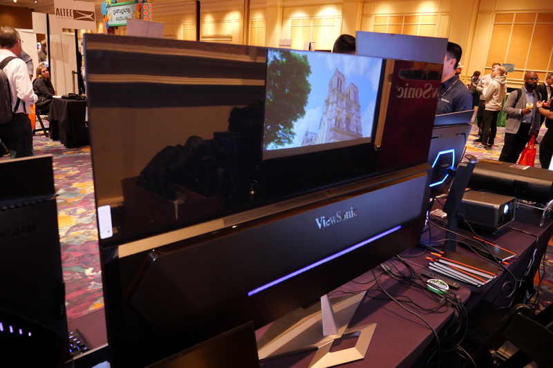 背面は、下部にイルミネーション機能を備える