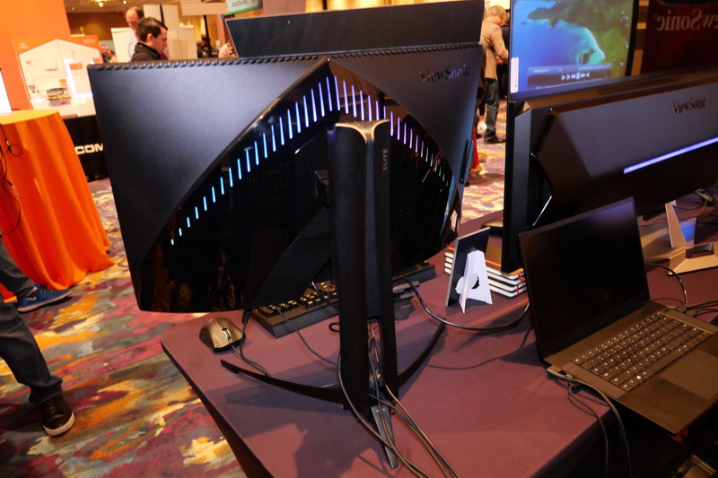 背面にはイルミネーション機能を備える