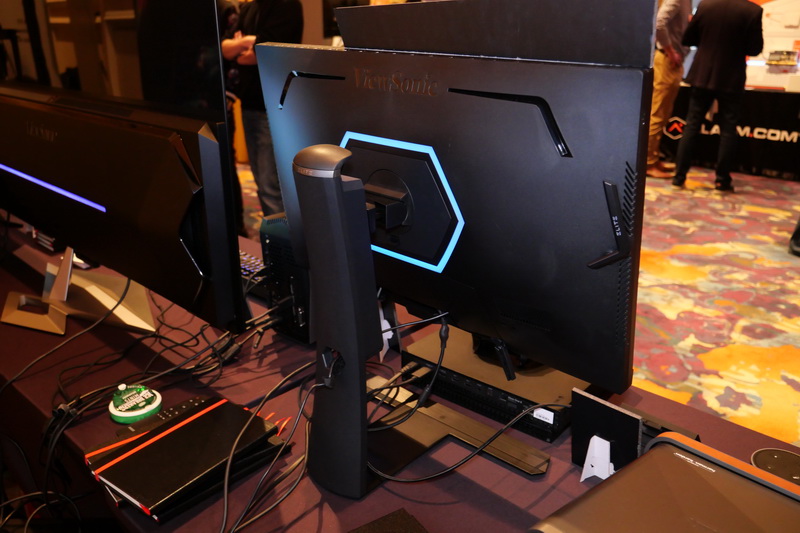 背面。こちらもイルミネーション機能を搭載している