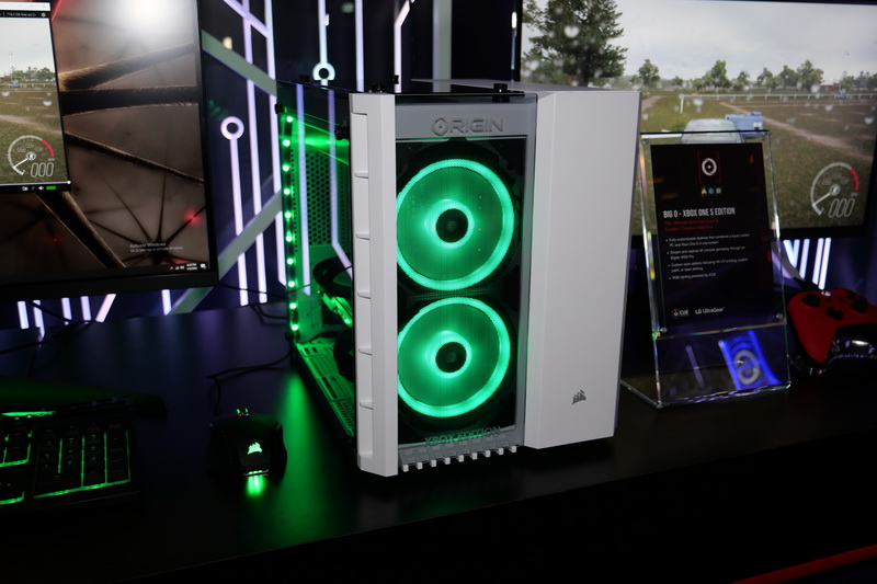 こちらが実際に販売されるBIG O。CorsairのMicroATXケース「Crystal Series 280X」を採用して小型化し、搭載ゲーム機はXbox One XまたはPlayStation 4のいずれかのみとなる。写真はXbox One X搭載モデル