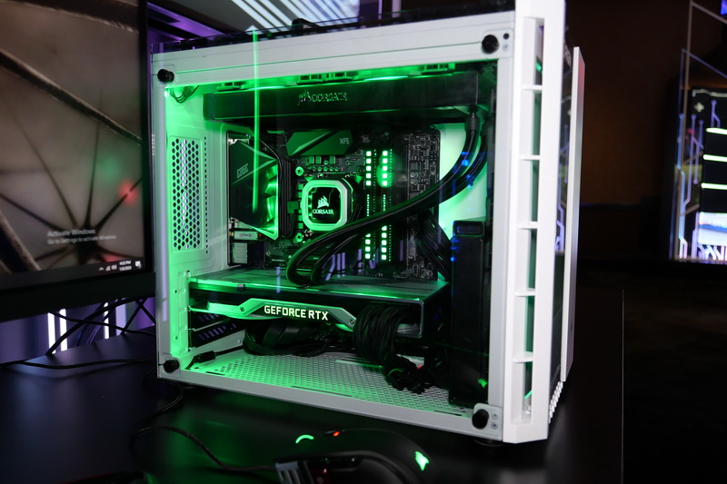 Xbox One X搭載モデル。デュアルチャンバーの左側にゲーミングPCを搭載