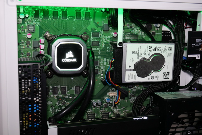 Xbox One Xシステムは水冷化して搭載される。また、HDDをSSDに変更することも可能だ