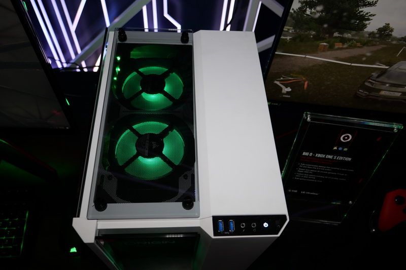 本体上部。上部に見えるファンはPC側の水冷ユニットのものだ