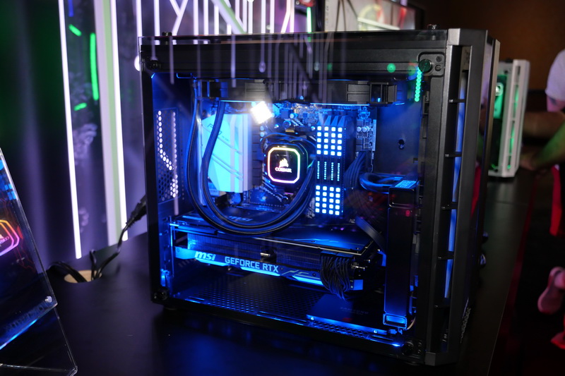 Xbox One X版同様に、左側にゲーミングPCのシステムを搭載