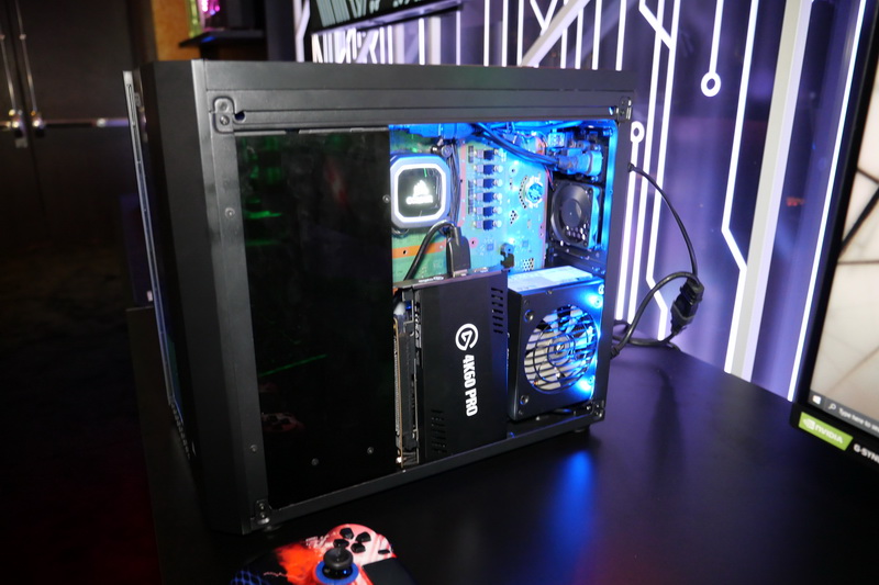 右側にPlayStation 4のシステムを搭載する