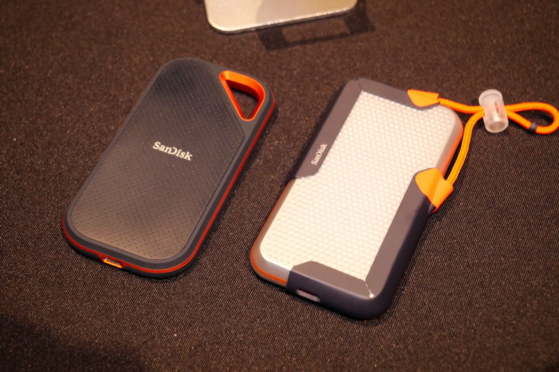 左が既存のポータブルSSD「SanDisk Extreme Portable SSD」。8TBモデルはデザインが大きく変更されている