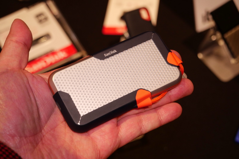 堅牢性に優れ、防水仕様にも対応。サイズはコンパクトで片手にすっぽりと収まる