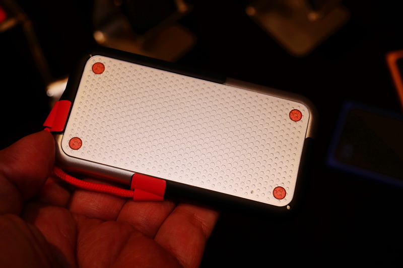 メタル筐体の2角をラバーで囲う独特なデザインを採用