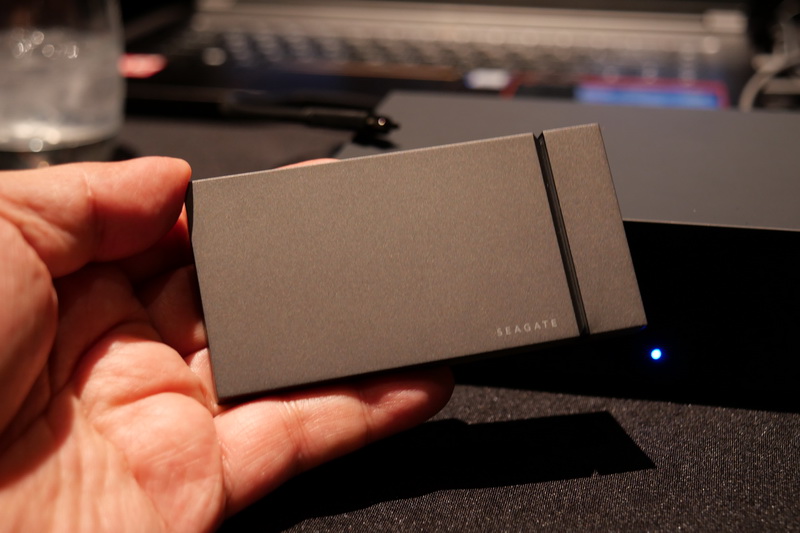 片手にすっぽり収まるコンパクト筐体に、M.2 SSD「FireCuda NVMe 510 SSD」を内蔵する