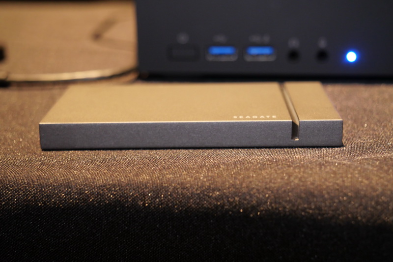 サイズは52.5×104.4×10mm(幅×奥行き×高さ)、重量は100gと小型軽量だ