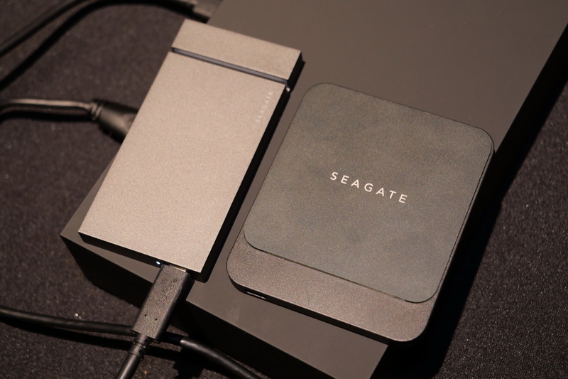 FireCuda Gaming SSDと比べるとやや大きいが、それでも十分コンパクトだ