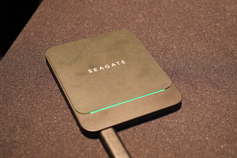 こちらもLEDイルミネーションを備えるが、発色は緑のみで変更できない