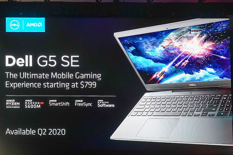 AMD 副社長 兼 最高ゲーミングソリューションアーキテクト フランク・アゾール氏が手に持つDell G5 15 SE