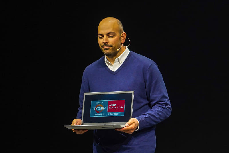AMD 副社長 兼 最高ゲーミングソリューションアーキテクト フランク・アゾール氏が手に持つDell G5 15 SE
