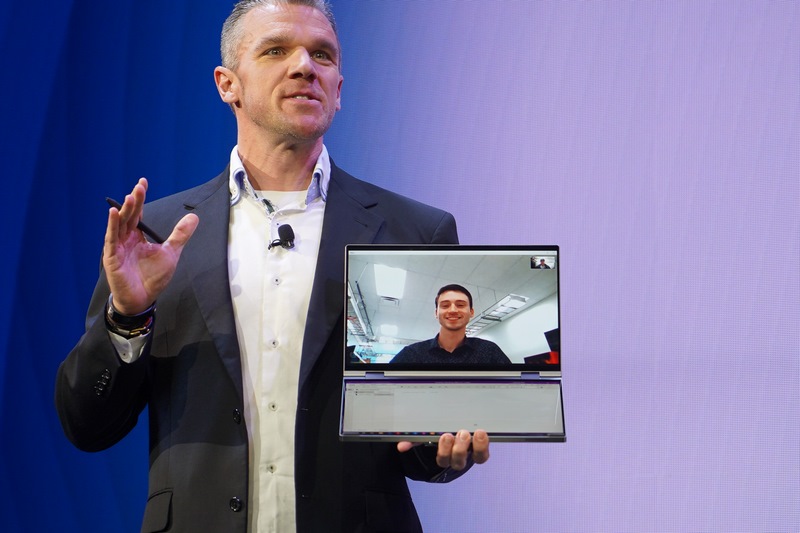 Concept Duetは閉じているとクラムシェル型ノートPCのように見えるが、2画面で、2in1デバイスとして変形して利用できる