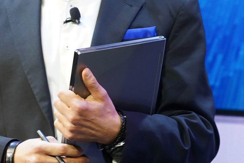 Concept Duetは閉じているとクラムシェル型ノートPCのように見えるが、2画面で、2in1デバイスとして変形して利用できる