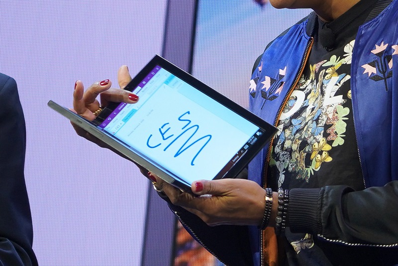 Concept Oriは、折り曲げ可能なOLEDパネルを採用している