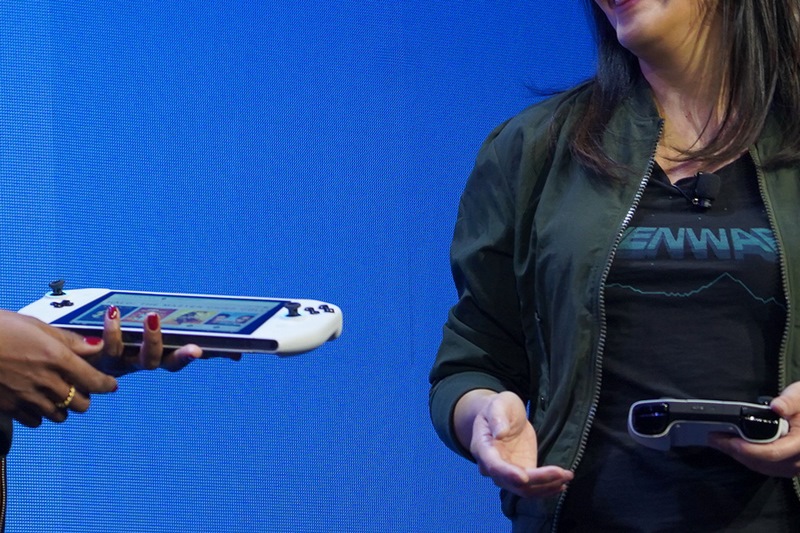 8型のWUXGAパネルと第10世代Coreを採用したConcept UFO