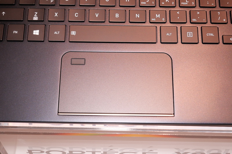 タッチパッドには指紋認証センサーを備える