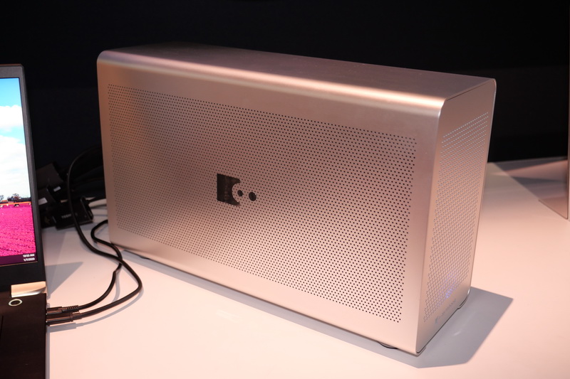 こちらがThunderbolt 3接続の外付けGPUボックス