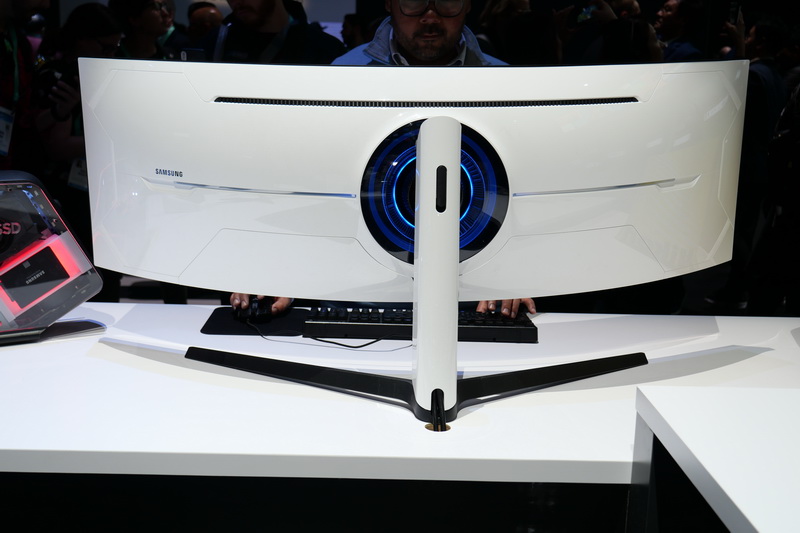 背面から見た様子。光沢感の強いホワイトで、近未来的デザインを採用することで、これまでのディスプレイにはない存在感がある