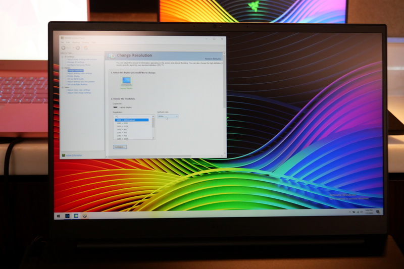 こちらもリフレッシュレート最大300Hz対応の17.3型フルHD液晶を搭載