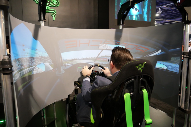 チェアを囲むように202度の128型スクリーンを配置