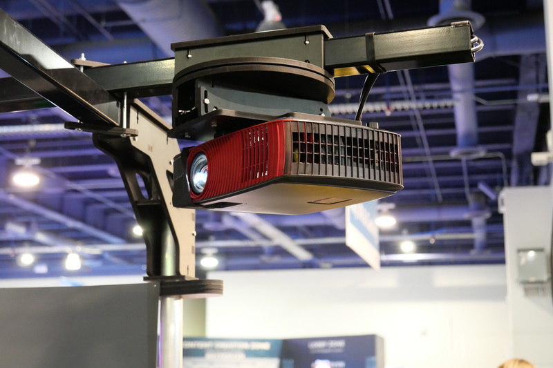 シミュレータ上部に設置された2台のフルHDプロジェクタでスクリーンに映像をマッピング