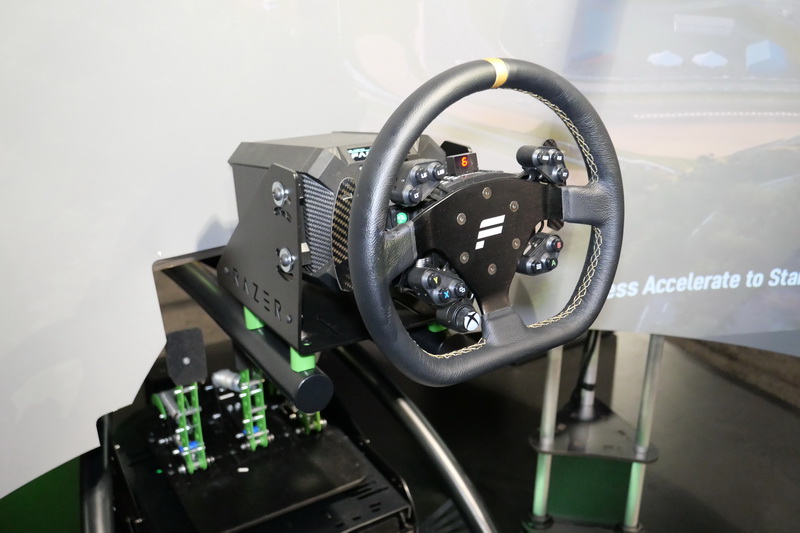 ステアリングはアルマイト加工を施したアルミ素材とカーボンファイバー、滑らかな手触りの革で構成、操作ボタンやパドルシフトも本物同様に配置