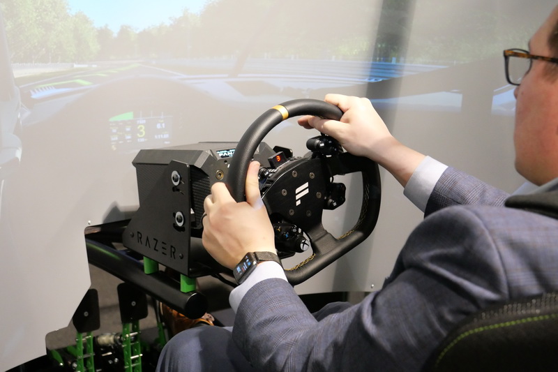 ステアリングもフィードバック機能を搭載し、走行状況に応じて堅さが変わり、反動も伝わる