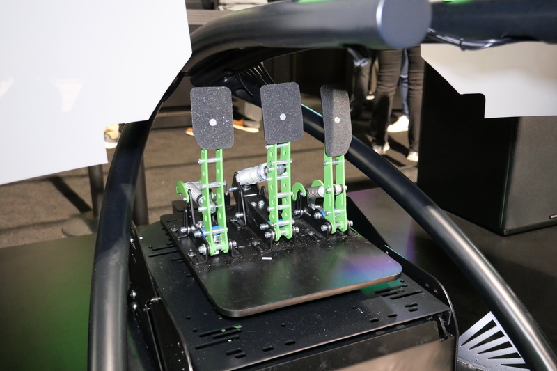 フルマニュアル操作に対応できるようフットペダルも3本用意