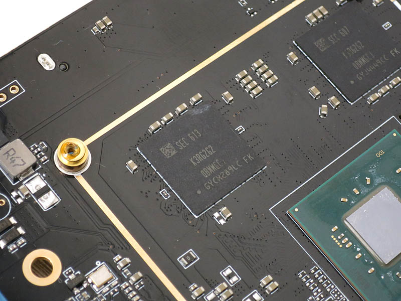 メモリはSamsung製