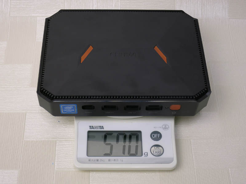 持ち運ぶユーザーはいないと思うが、重量は570gだった