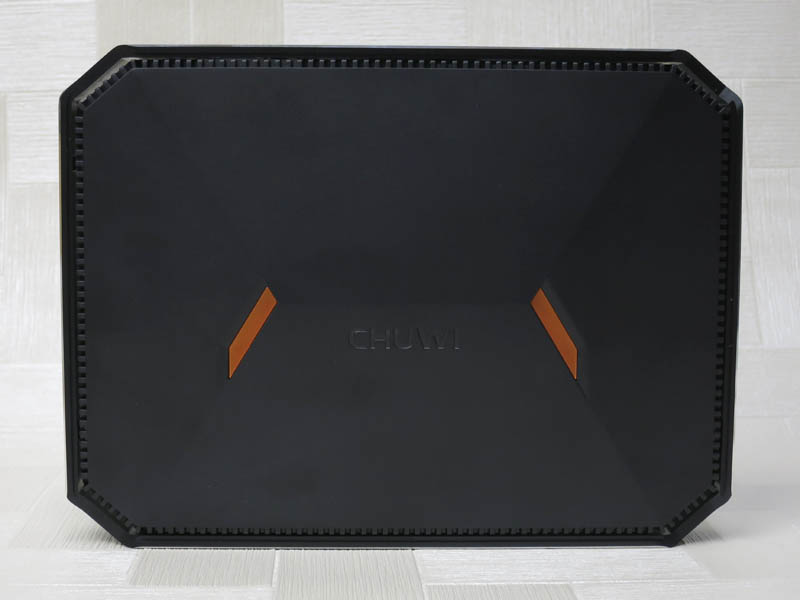 本体上部。ゲーミングノートっぽいデザイン