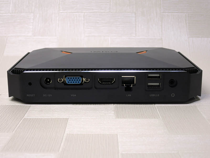 背面にはリセットボタン、DC入力、ミニD-Sub15ピン、HDMI出力、Gigabit Ethernet、USB 2.0×2、3.5mmヘッドフォン出力を搭載